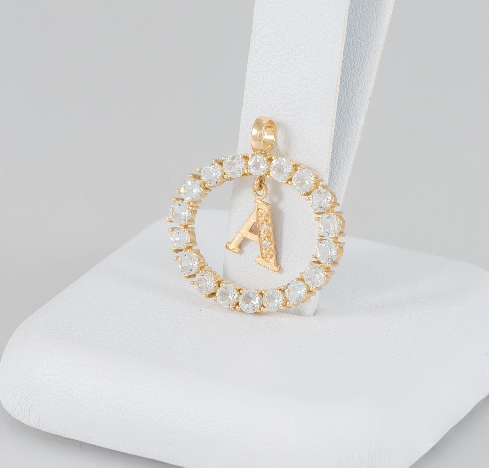 Collar y colgante letra A con perlas corales y oro amarillo 18k - Mayka Jewels