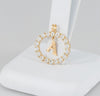 Collar y colgante letra A con perlas corales y oro amarillo 18k - Mayka Jewels