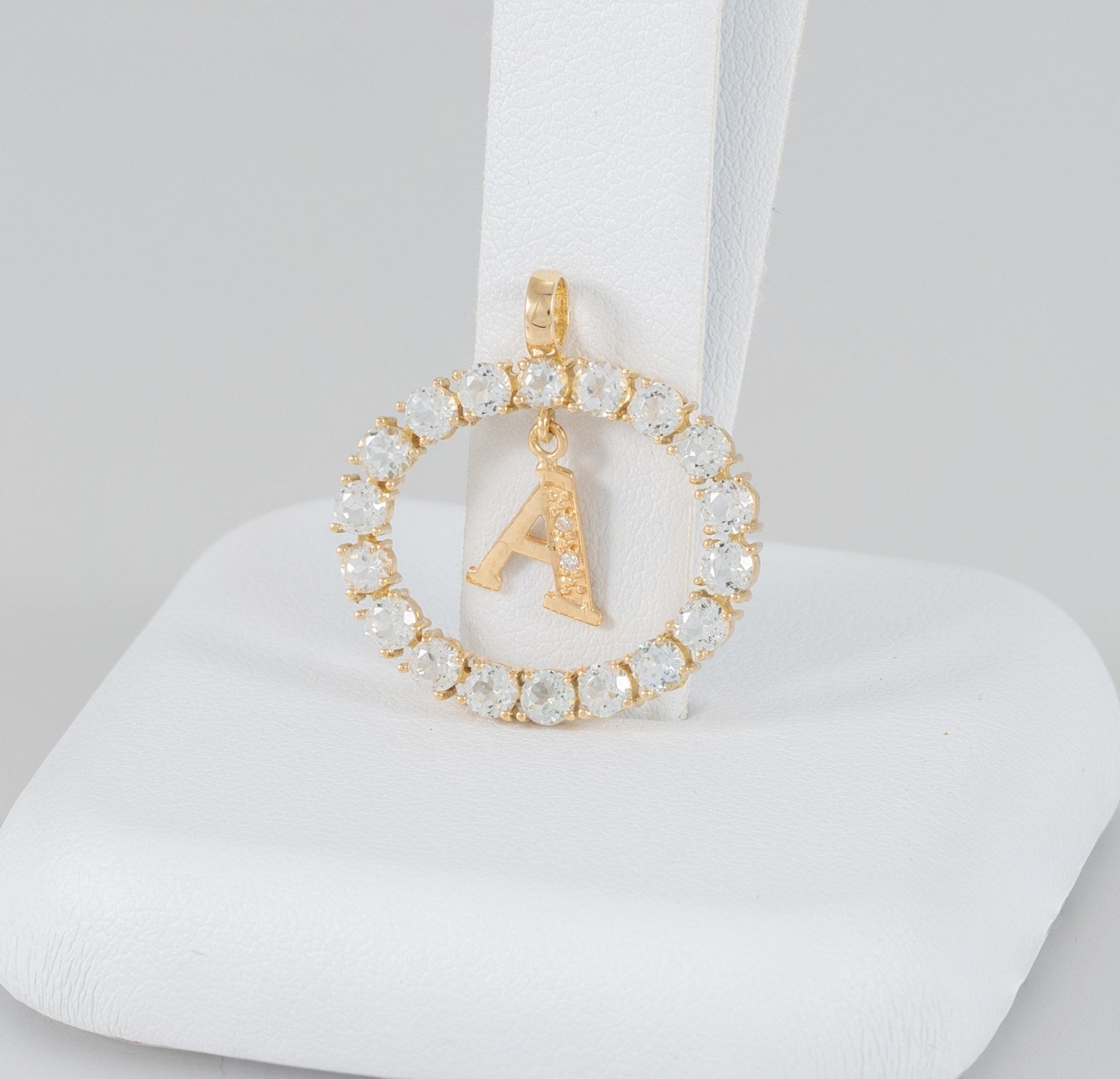 Collar y colgante letra A con perlas corales y oro amarillo 18k - Mayka Jewels