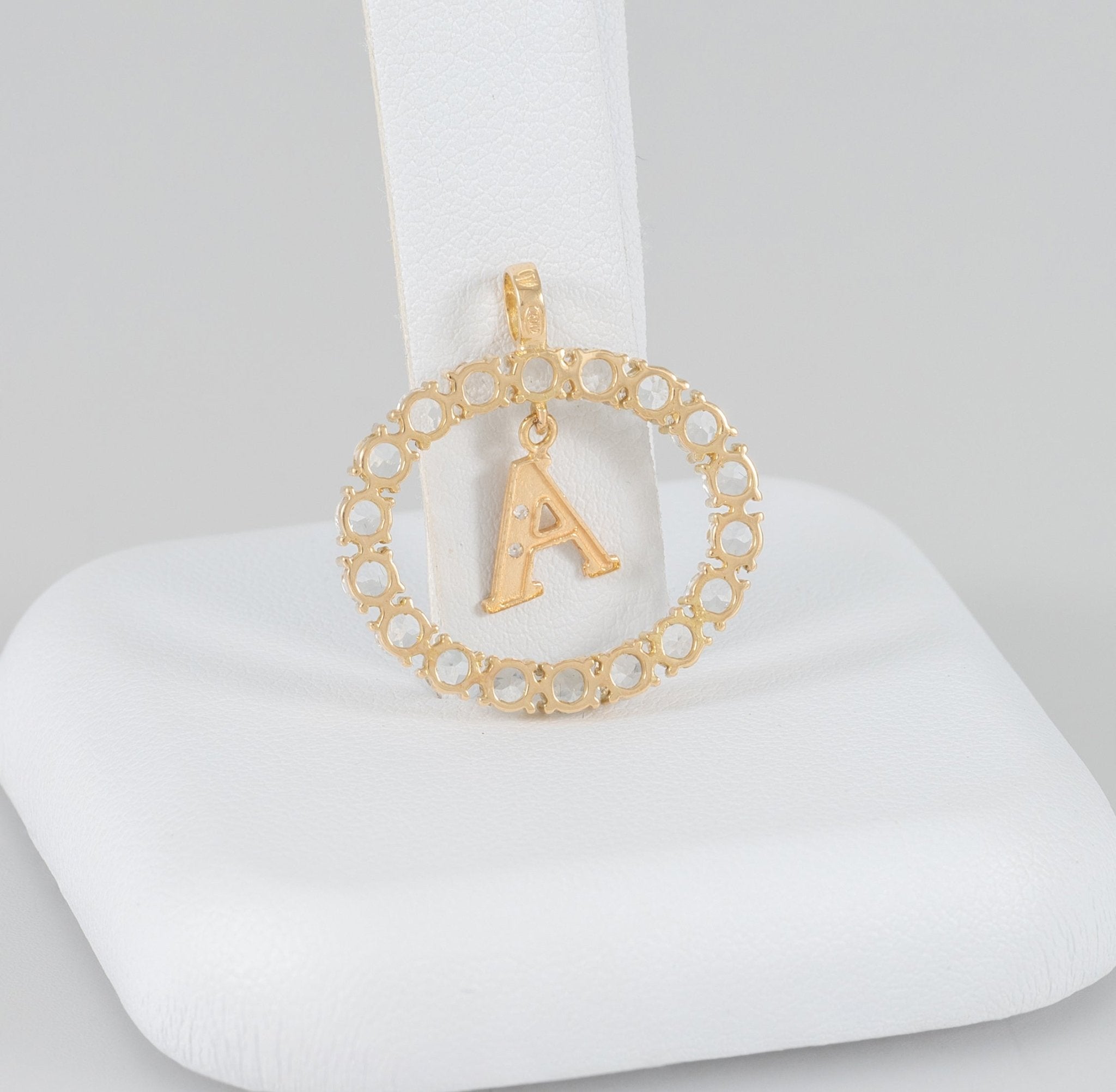 Collar y colgante letra A con perlas corales y oro amarillo 18k - Mayka Jewels
