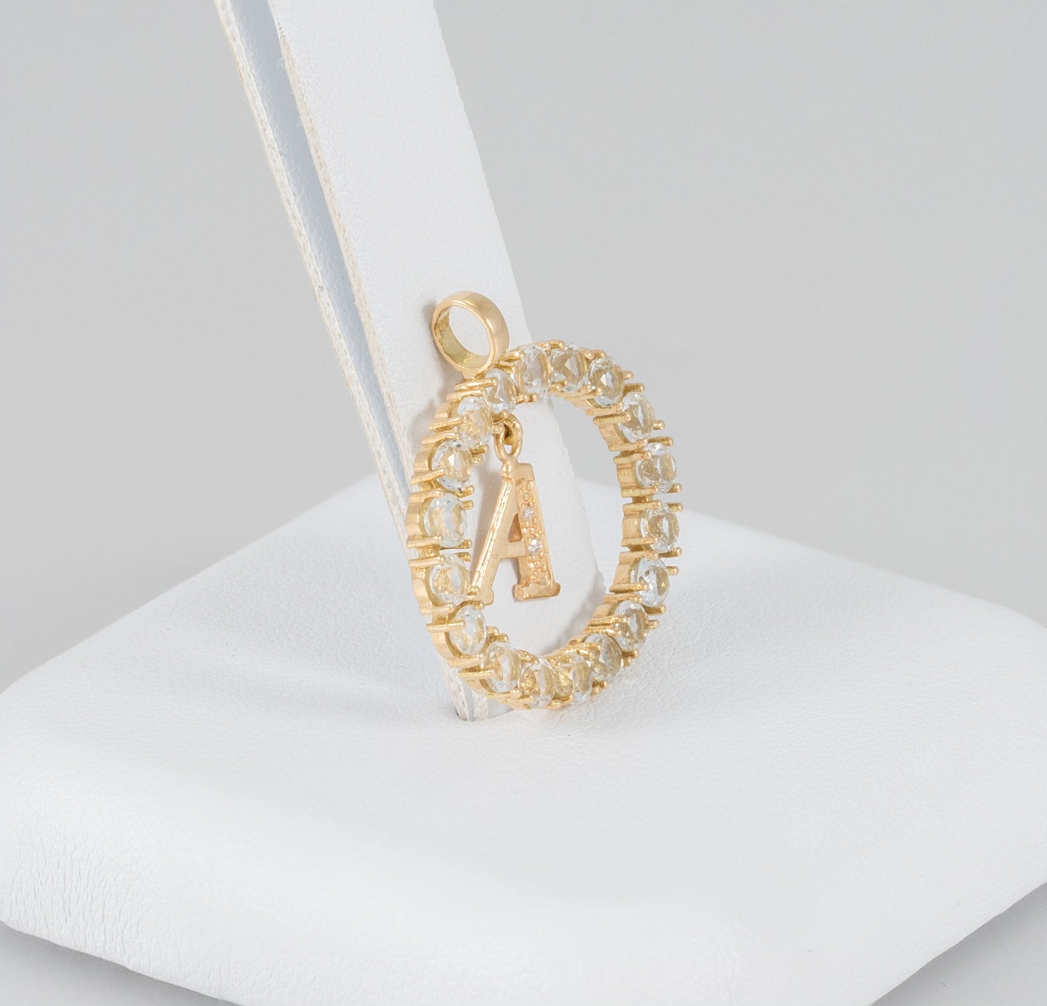 Collar y colgante letra A con perlas corales y oro amarillo 18k - Mayka Jewels