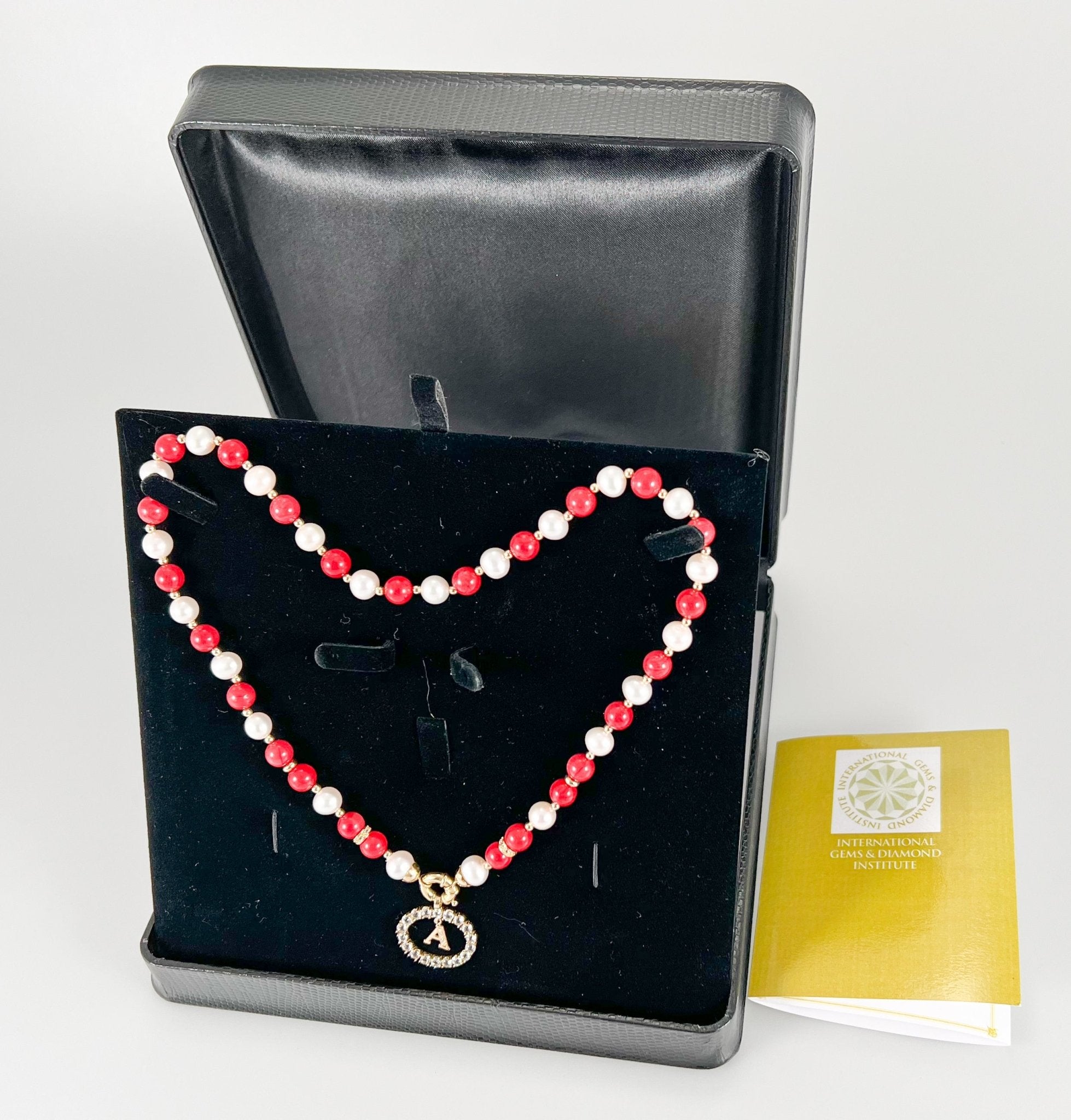 Collar y colgante letra A con perlas corales y oro amarillo 18k - Mayka Jewels