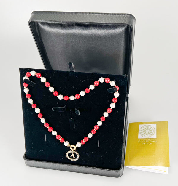 Collar y colgante letra A con perlas corales y oro amarillo 18k - Mayka Jewels