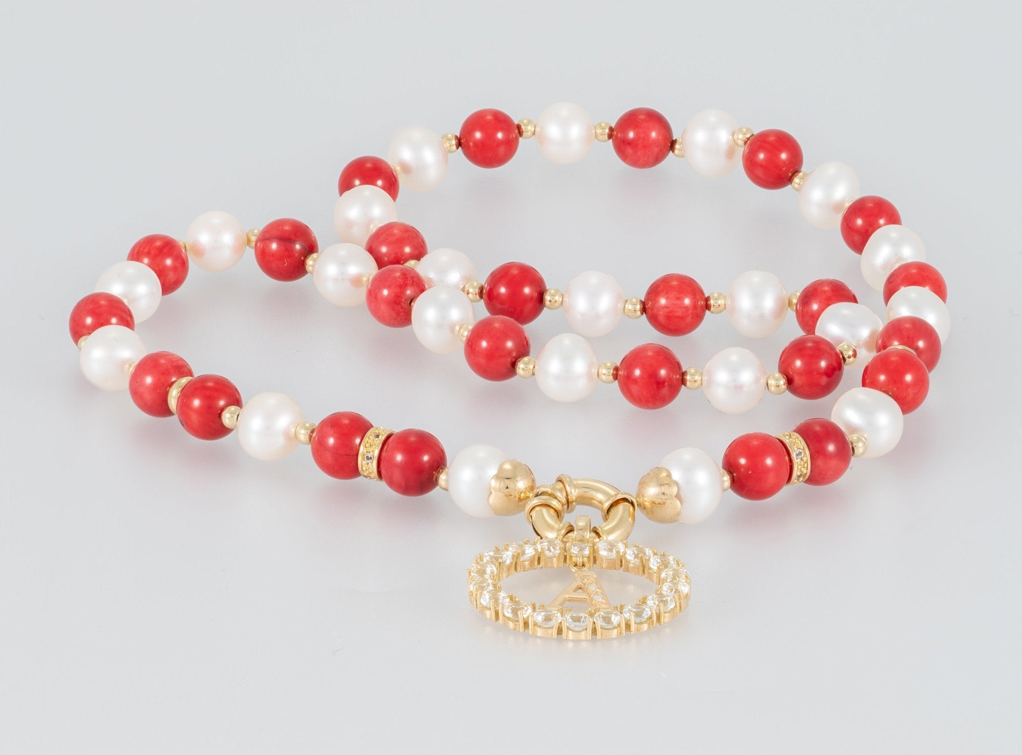 Collar y colgante letra A con perlas corales y oro amarillo 18k - Mayka Jewels
