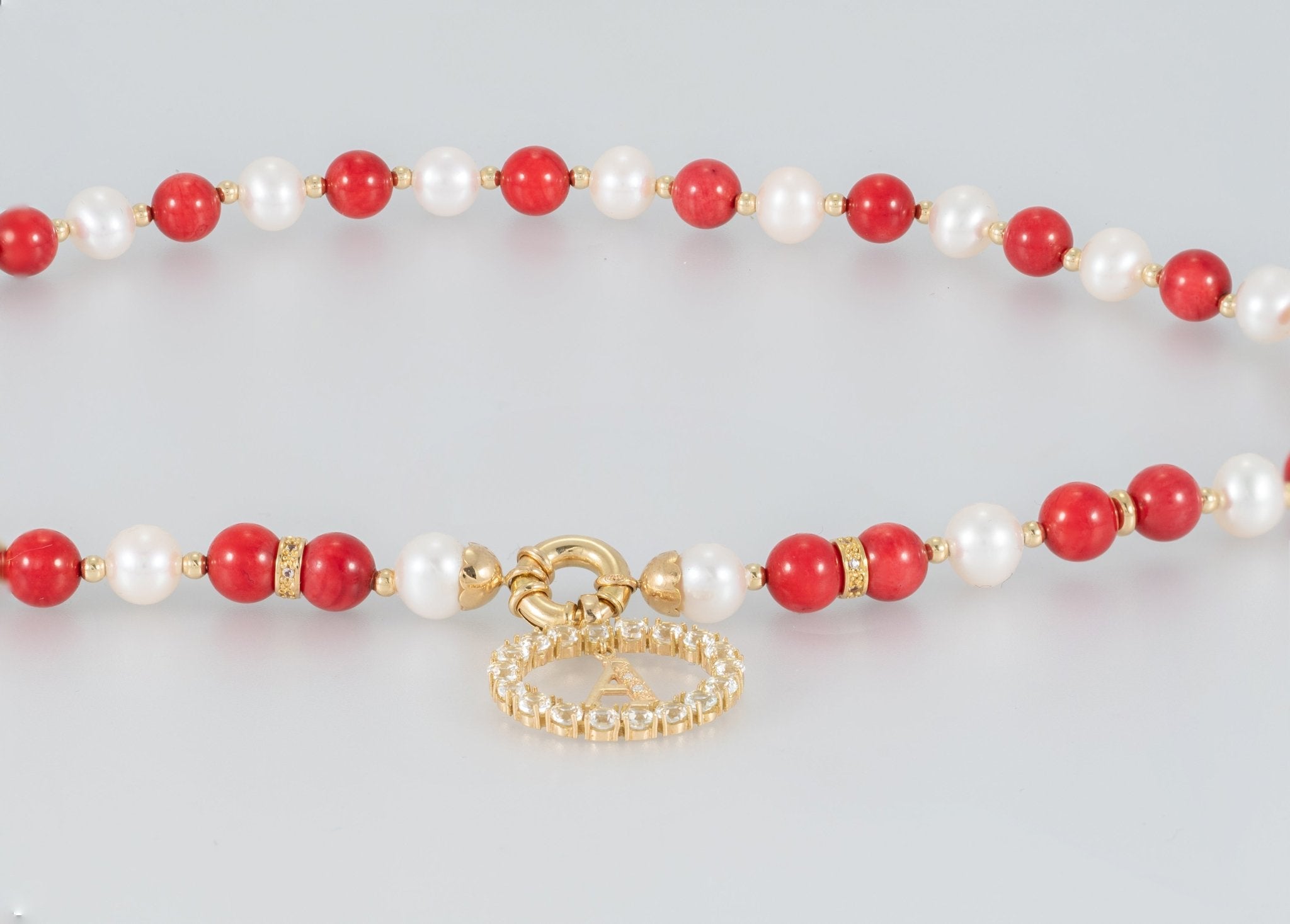 Collar y colgante letra A con perlas corales y oro amarillo 18k - Mayka Jewels