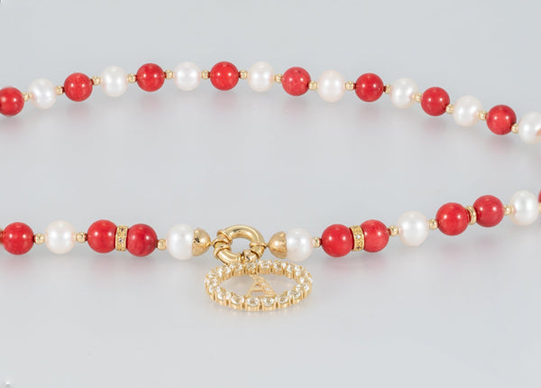 Collar y colgante letra A con perlas corales y oro amarillo 18k - Mayka Jewels