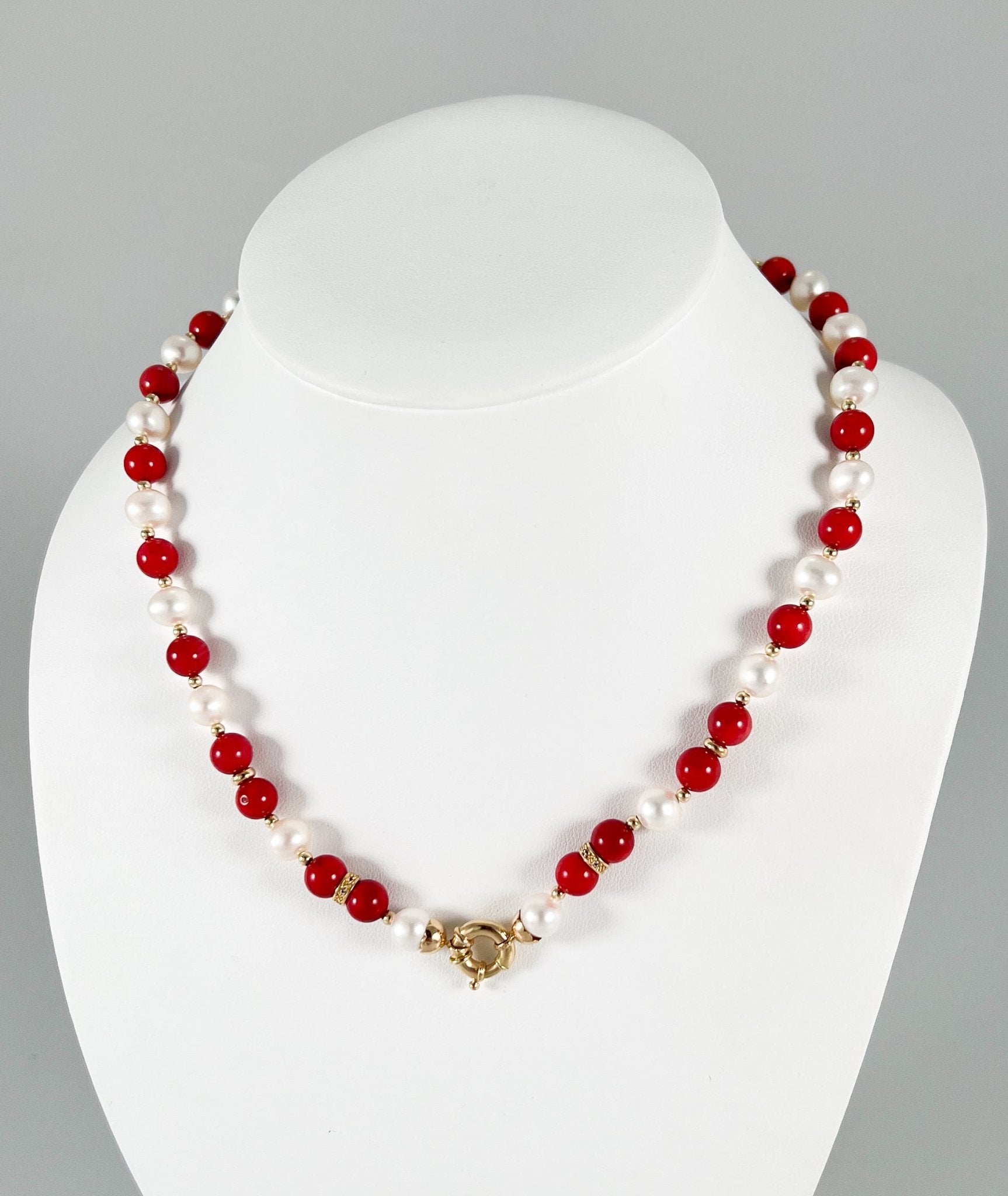 Collar y colgante letra A con perlas corales y oro amarillo 18k - Mayka Jewels