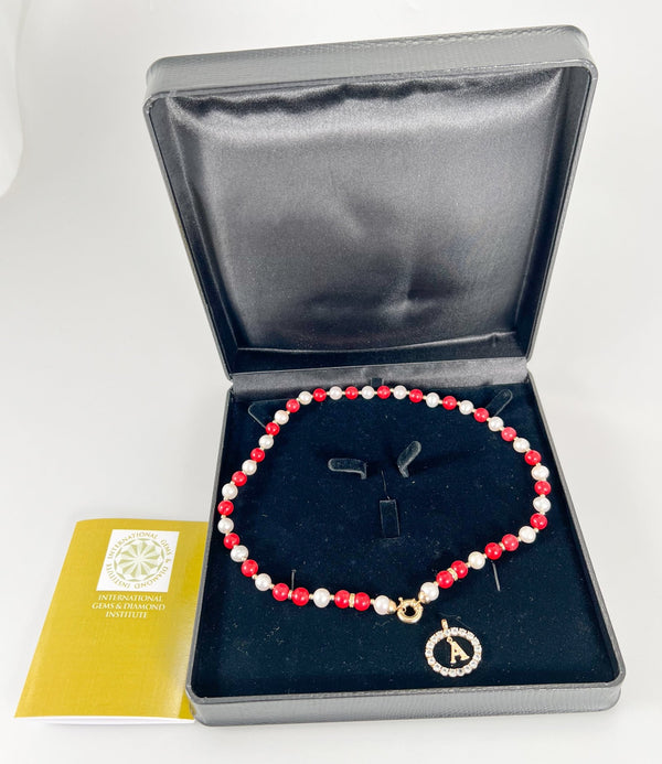 Collar y colgante letra A con perlas corales y oro amarillo 18k - Mayka Jewels