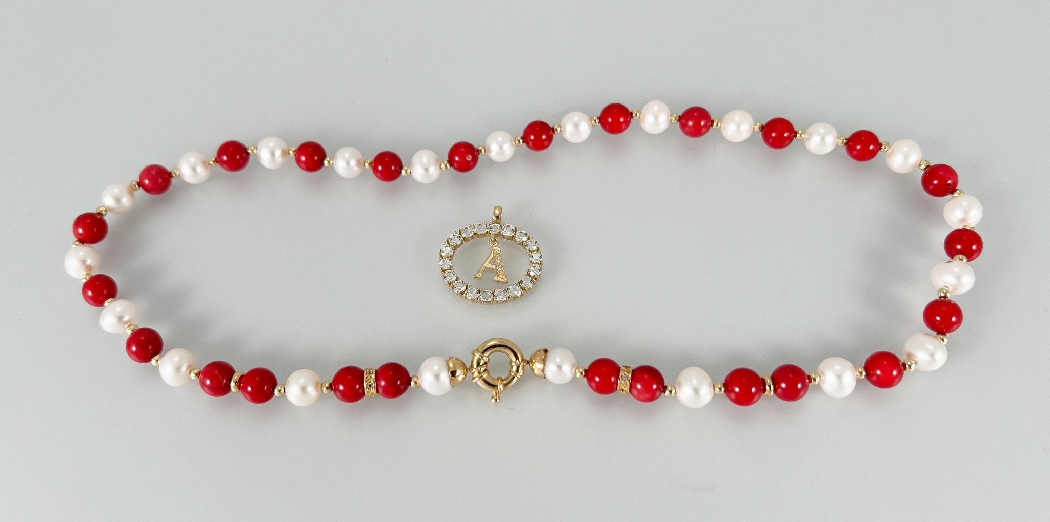 Collar y colgante letra A con perlas corales y oro amarillo 18k - Mayka Jewels