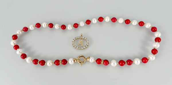 Collar y colgante letra A con perlas corales y oro amarillo 18k - Mayka Jewels