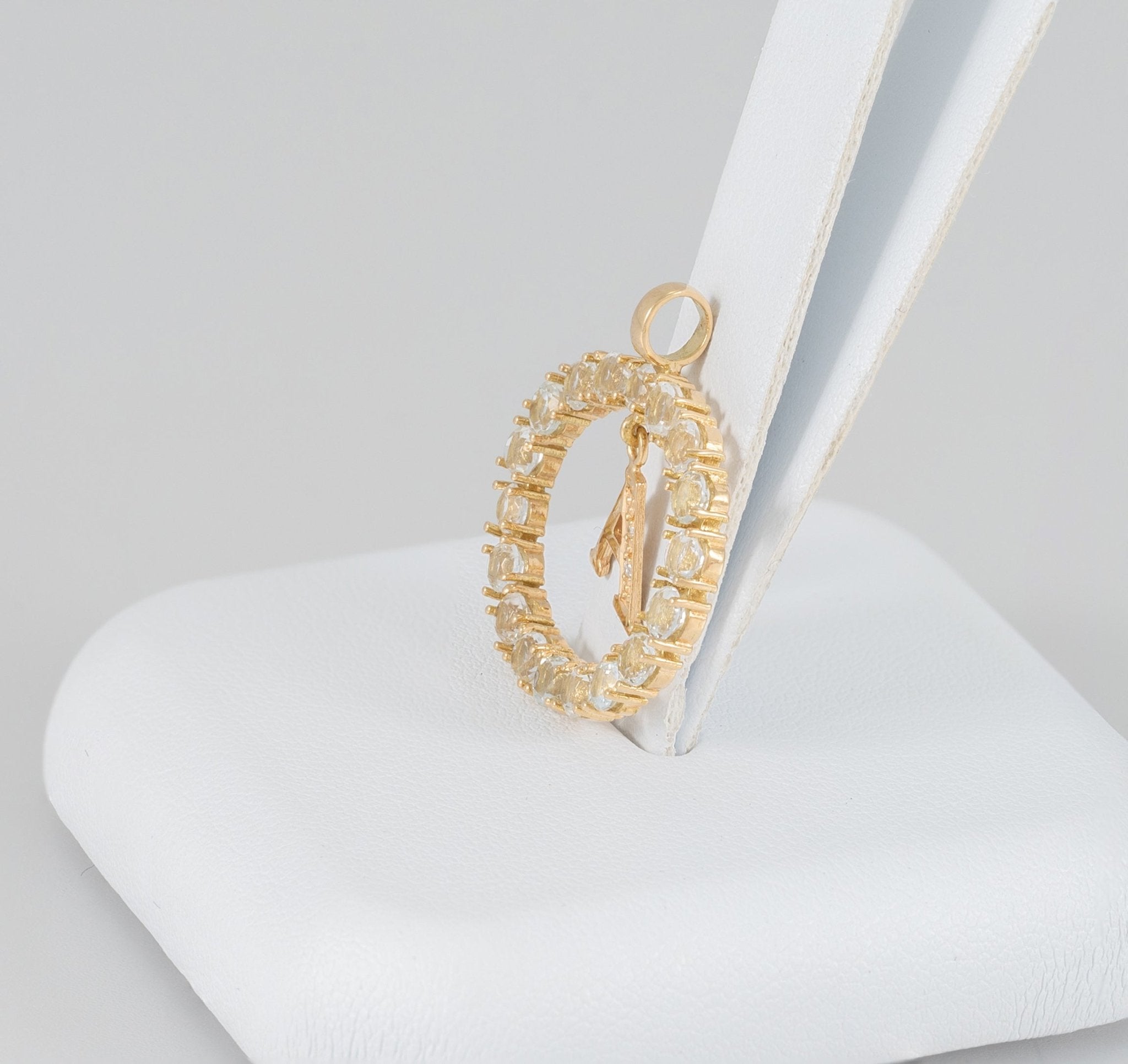 Collar y colgante letra A con perlas corales y oro amarillo 18k - Mayka Jewels