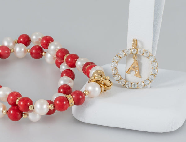 Collar y colgante letra A con perlas corales y oro amarillo 18k - Mayka Jewels