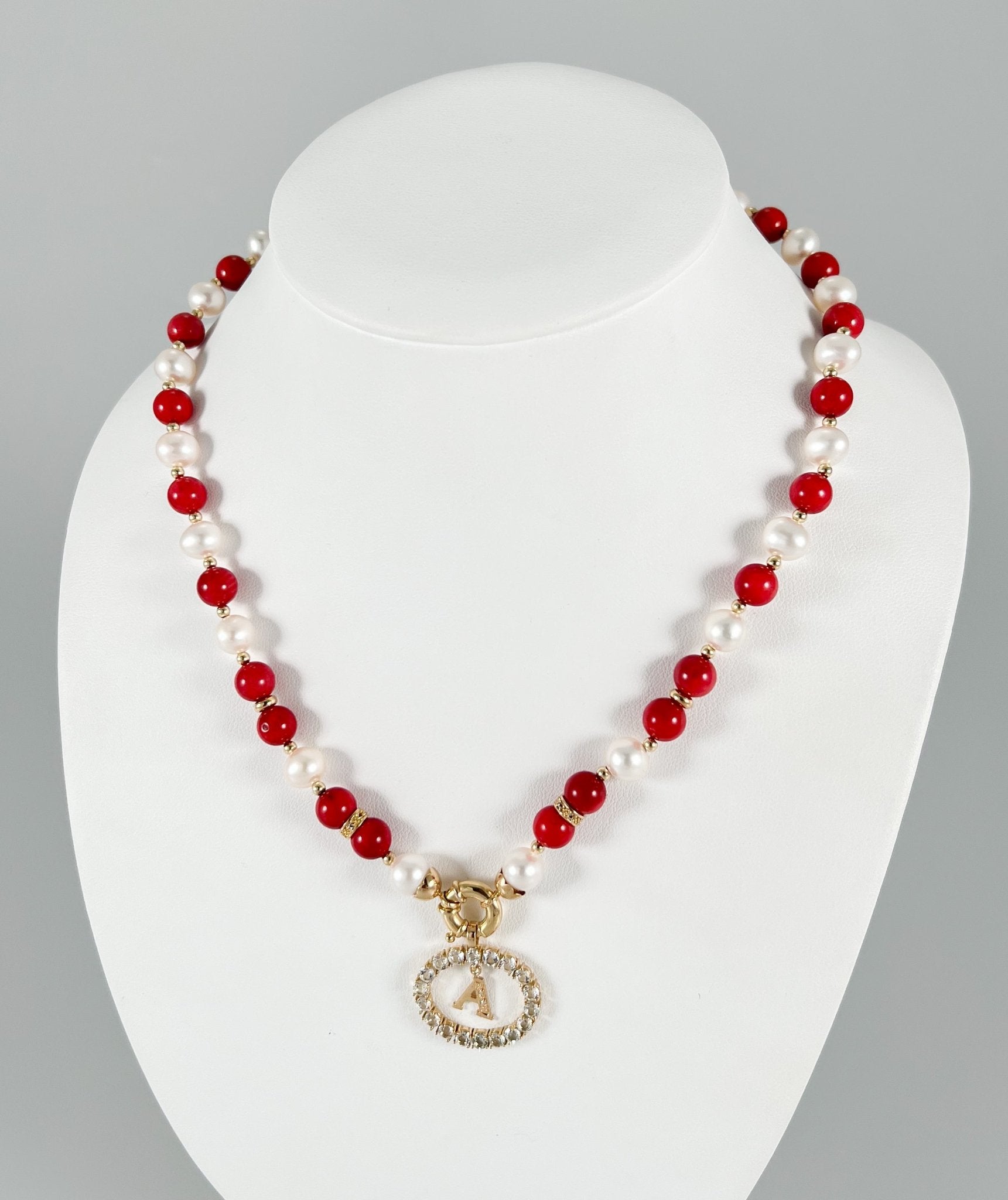 Collar y colgante letra A con perlas corales y oro amarillo 18k - Mayka Jewels