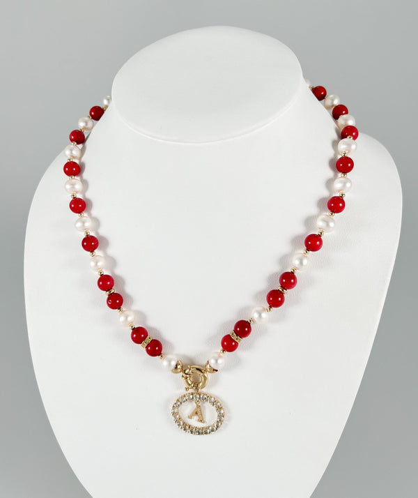 Collar y colgante letra A con perlas corales y oro amarillo 18k - Mayka Jewels