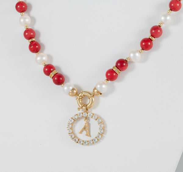 Collar y colgante letra A con perlas corales y oro amarillo 18k - Mayka Jewels