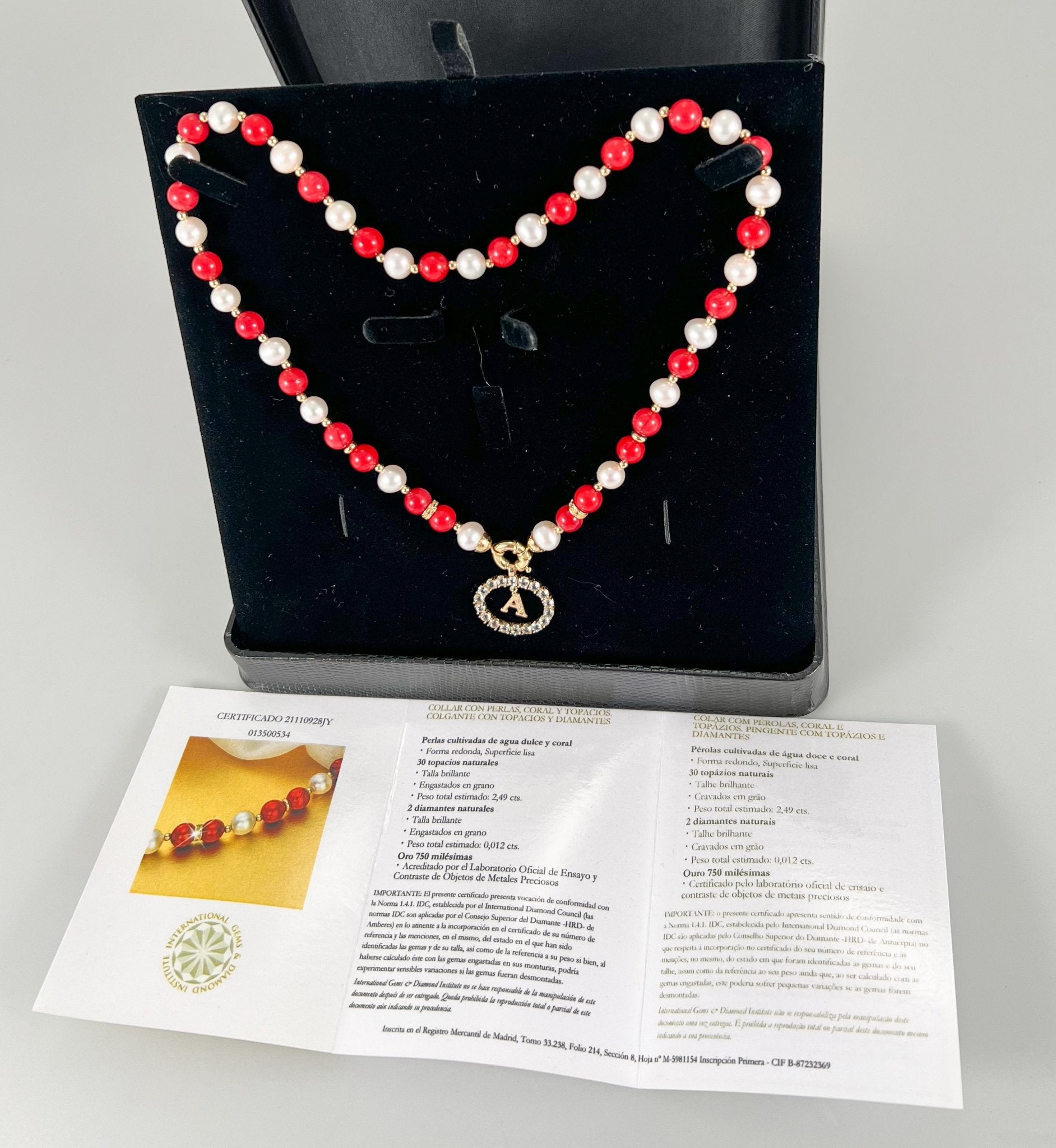 Collar y colgante letra A con perlas corales y oro amarillo 18k - Mayka Jewels