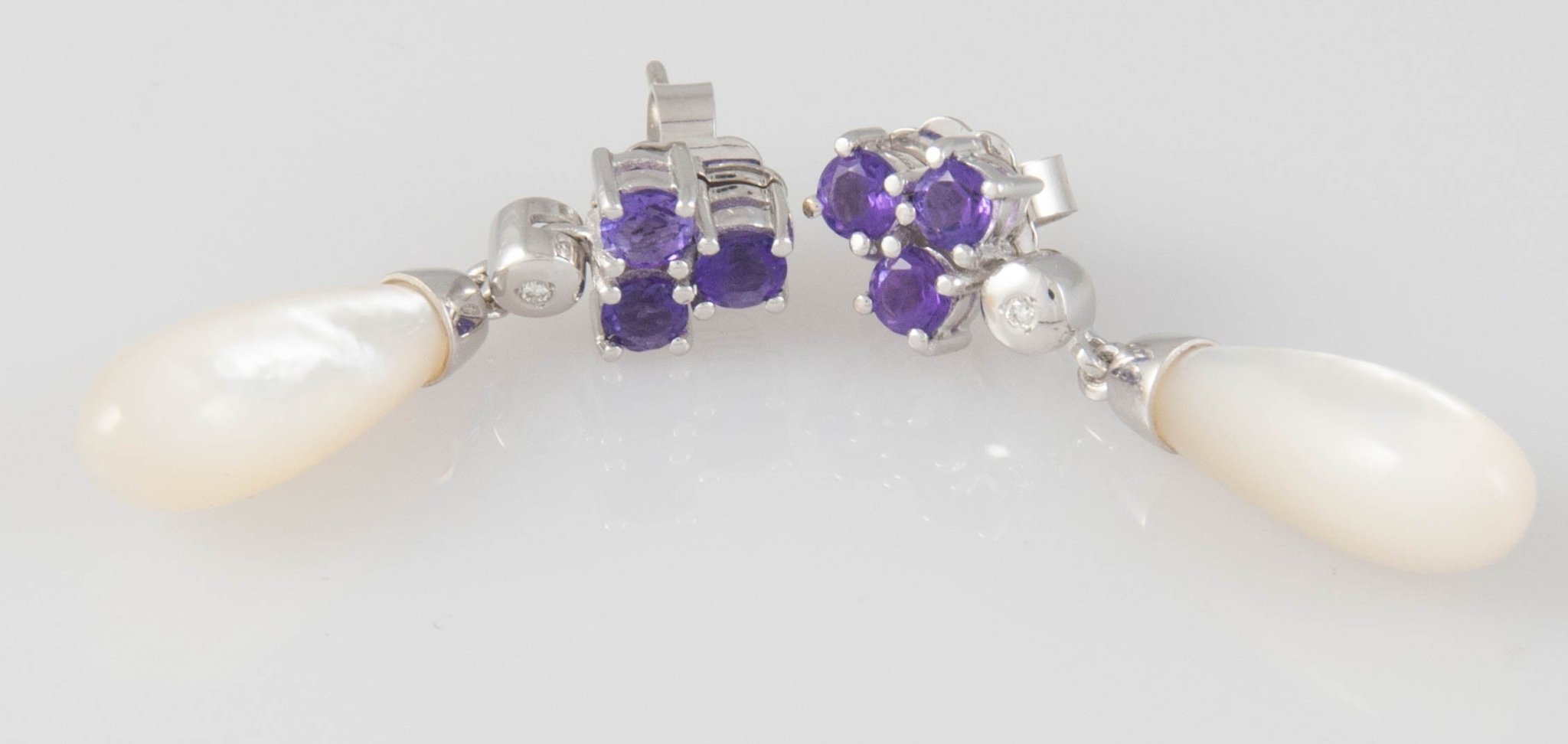 Pendientes en oro blanco 18k con amatistas brillantes y nácar - Mayka Jewels