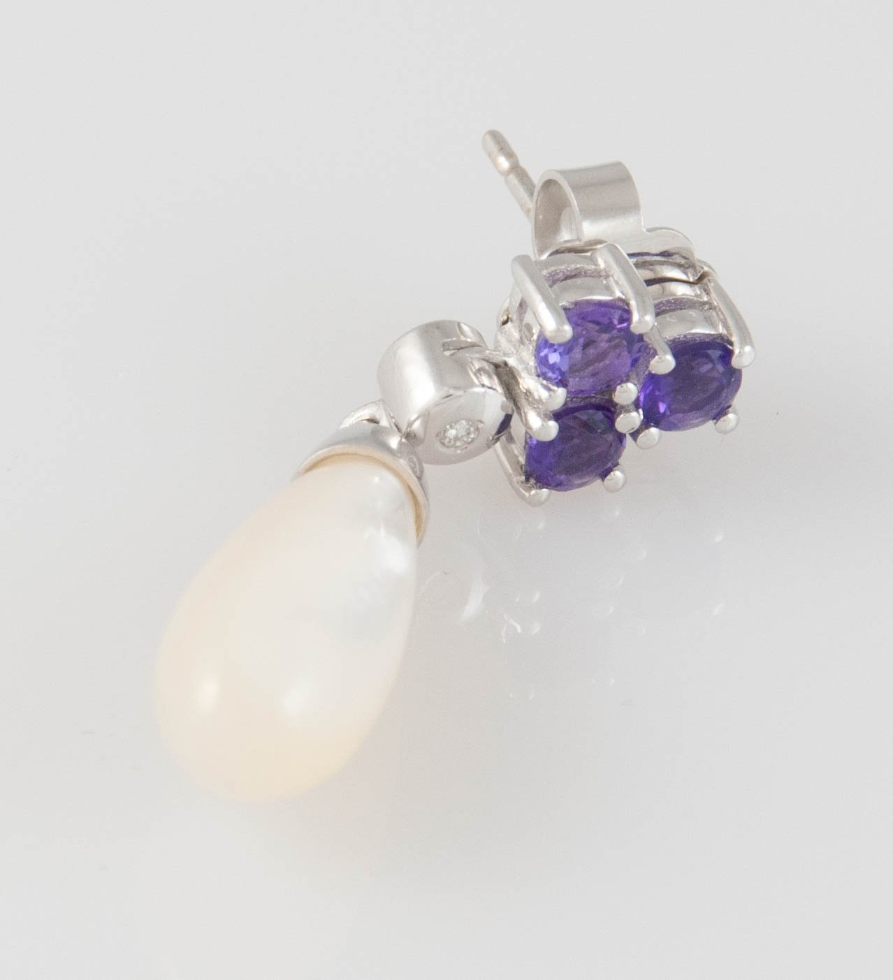 Pendientes en oro blanco 18k con amatistas brillantes y nácar - Mayka Jewels