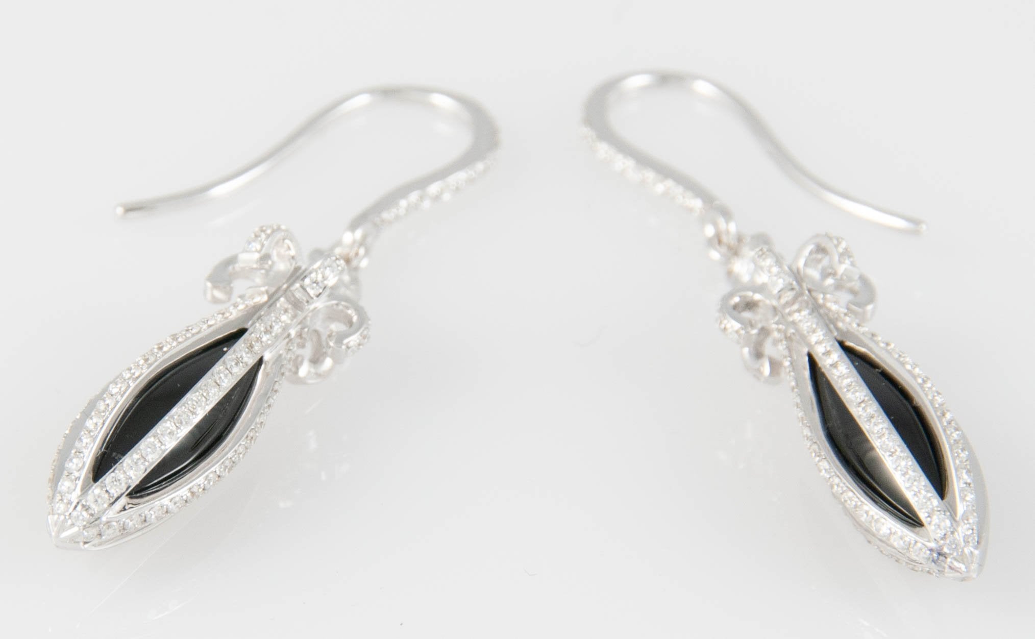 Pendientes en oro blanco 18k con brillantes y Ónix - Mayka Jewels