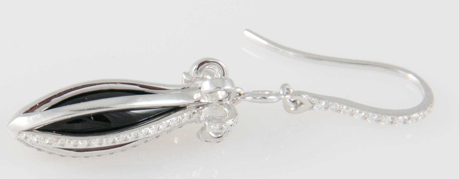 Pendientes en oro blanco 18k con brillantes y Ónix - Mayka Jewels