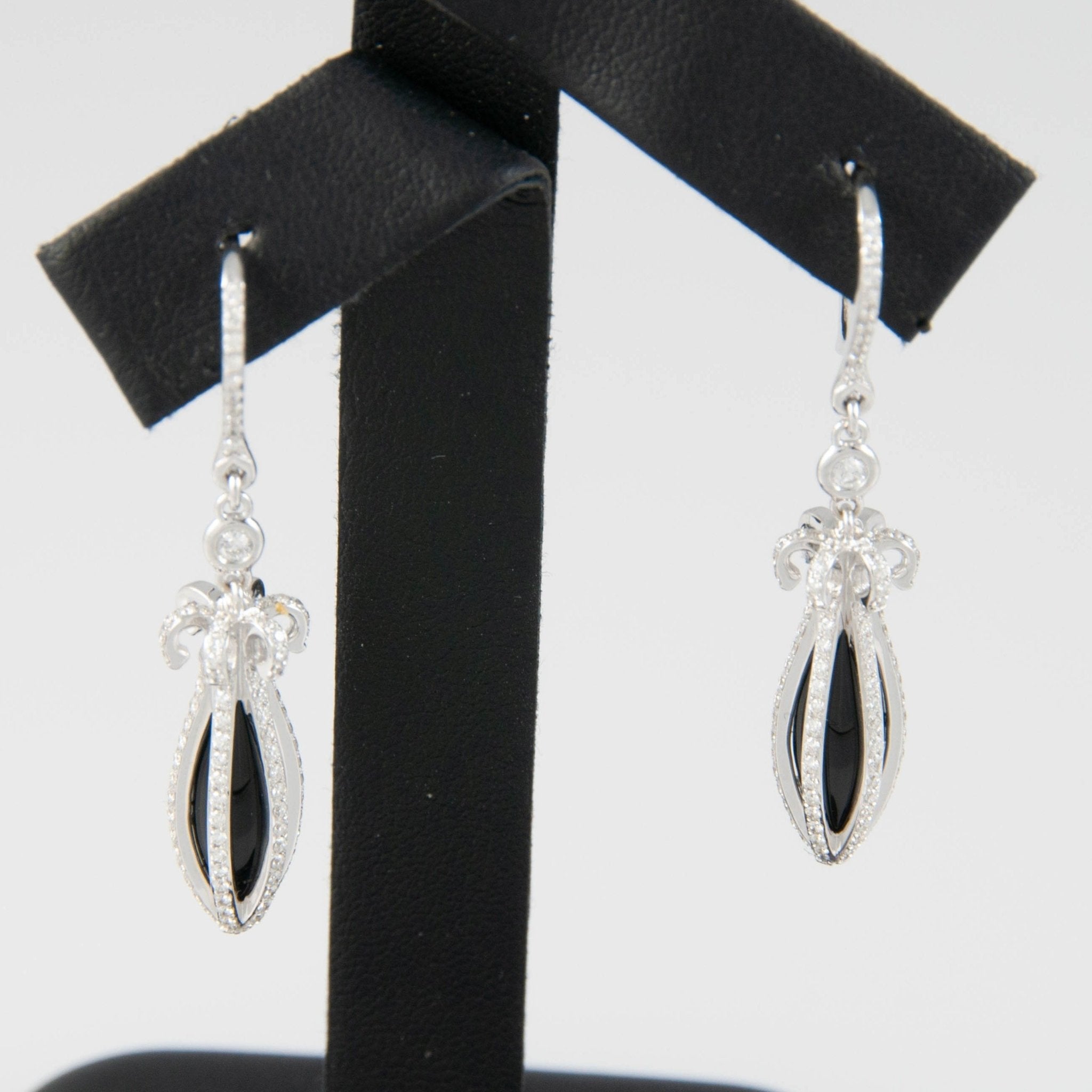 Pendientes en oro blanco 18k con brillantes y Ónix - Mayka Jewels