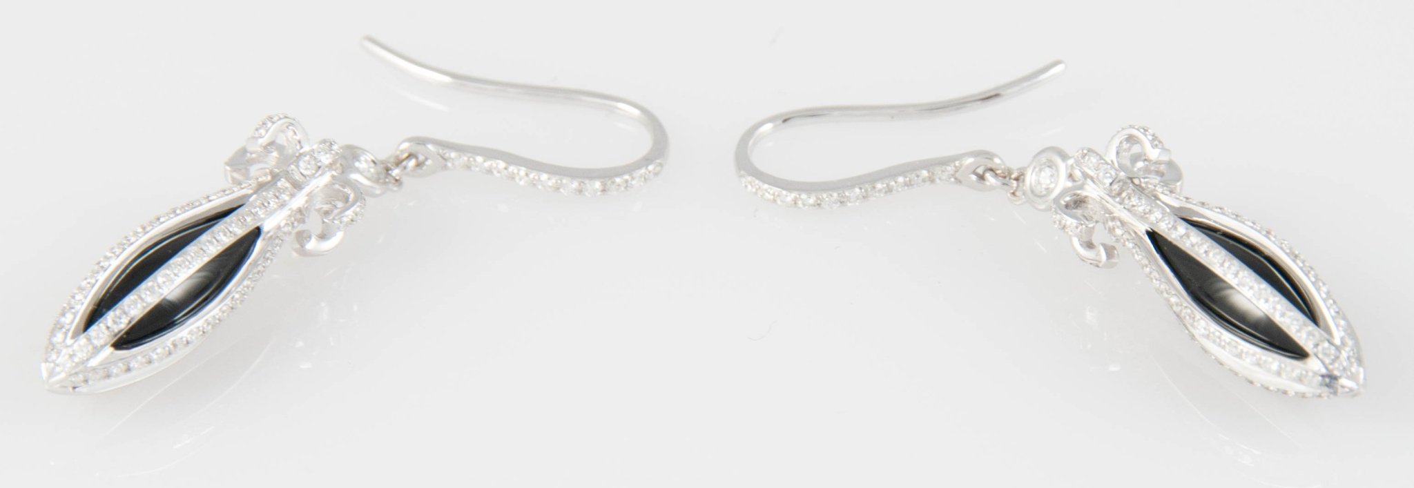 Pendientes en oro blanco 18k con brillantes y Ónix - Mayka Jewels
