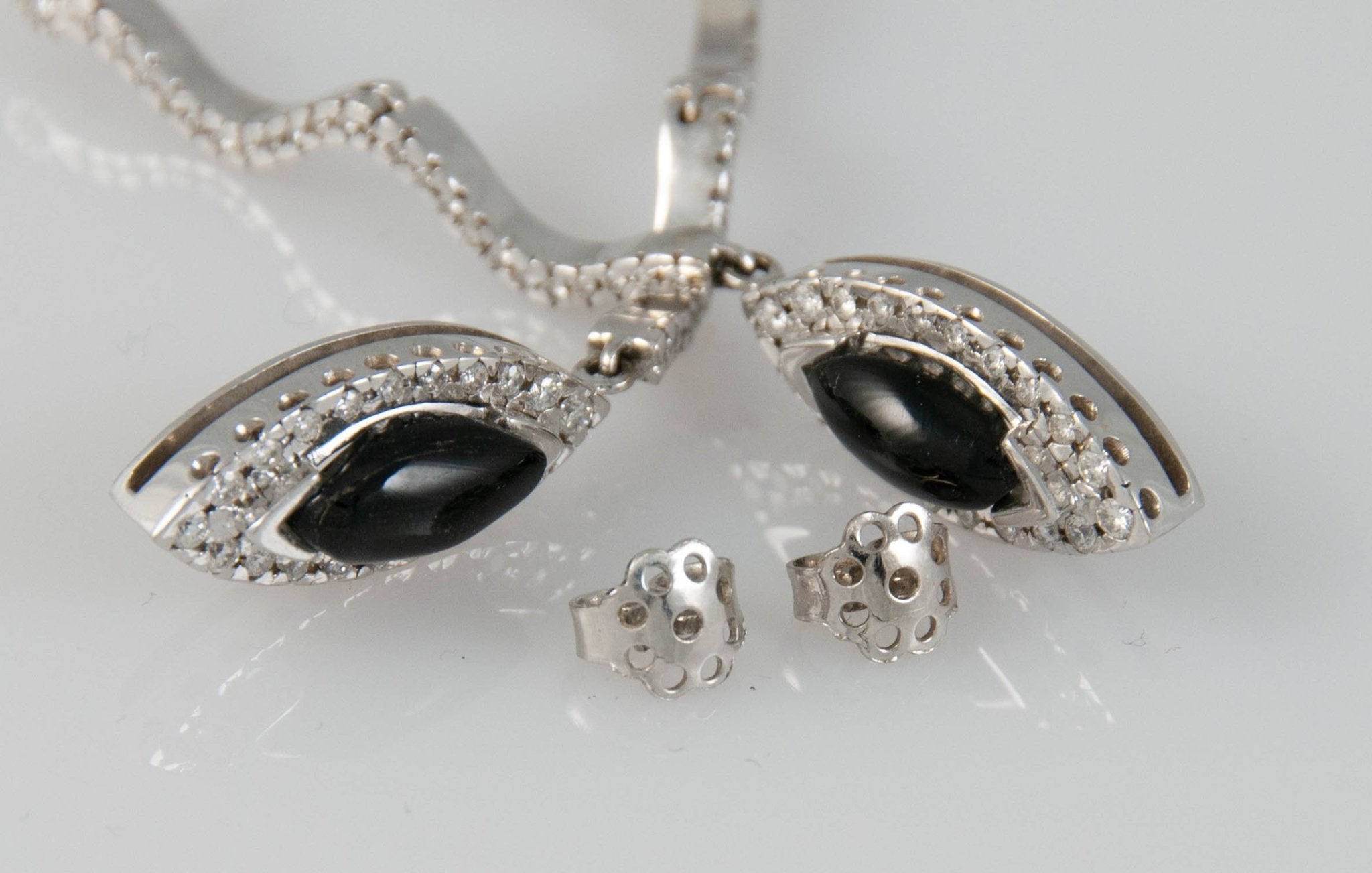 Pendientes en oro blanco 18k con brillantes y ónix central - Mayka Jewels