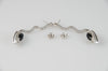 Pendientes en oro blanco 18k con brillantes y ónix central - Mayka Jewels
