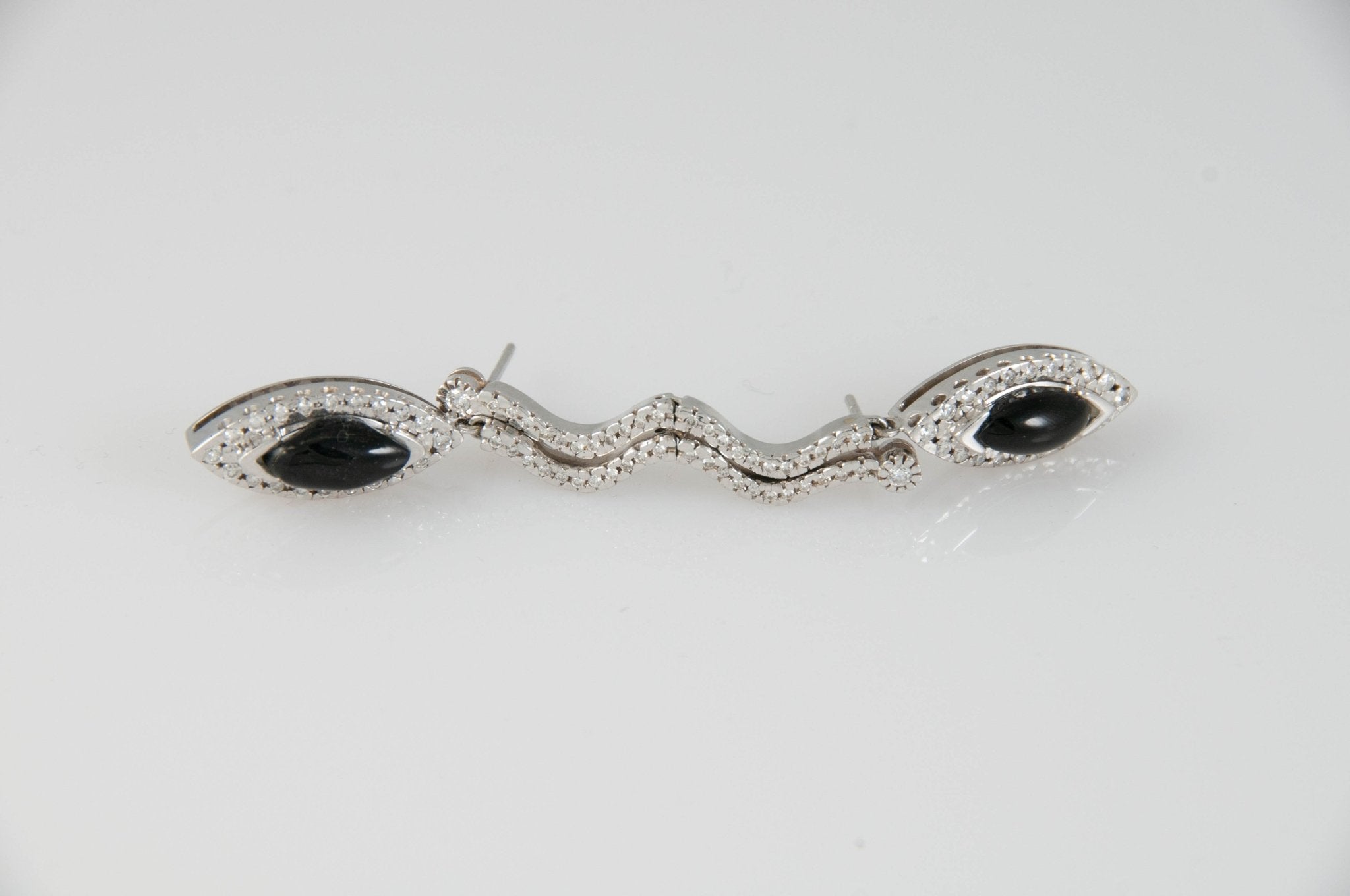 Pendientes en oro blanco 18k con brillantes y ónix central - Mayka Jewels