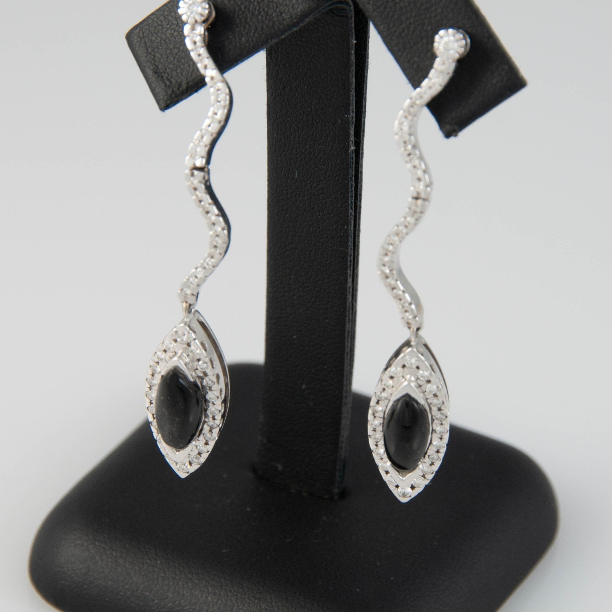 Pendientes en oro blanco 18k con brillantes y ónix central - Mayka Jewels