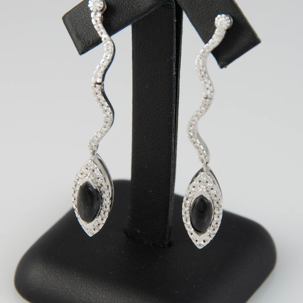 Pendientes en oro blanco 18k con brillantes y ónix central - Mayka Jewels