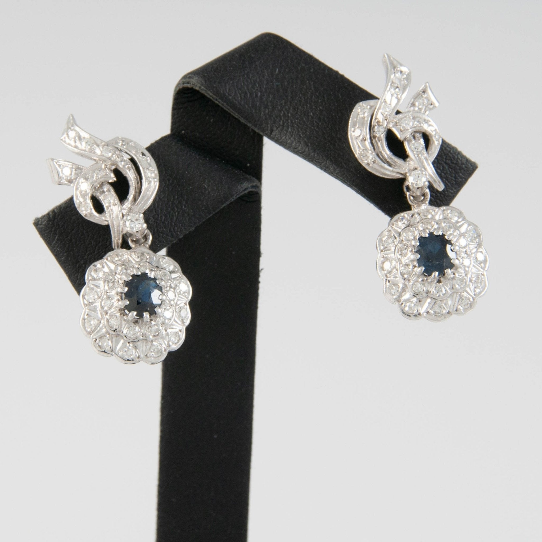 Pendientes en oro blanco 18k con zafiros y brillantes - Mayka Jewels