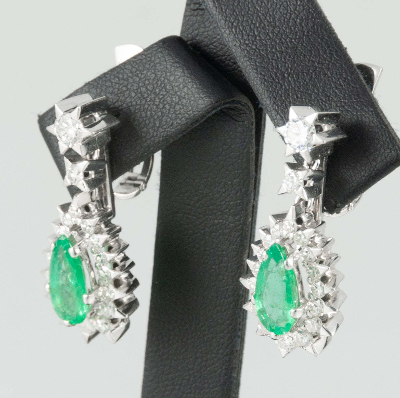 Pendientes en oro blanco 18k esmeraldas 3.4 ct y brillantes 0.88 ct - Mayka Jewels