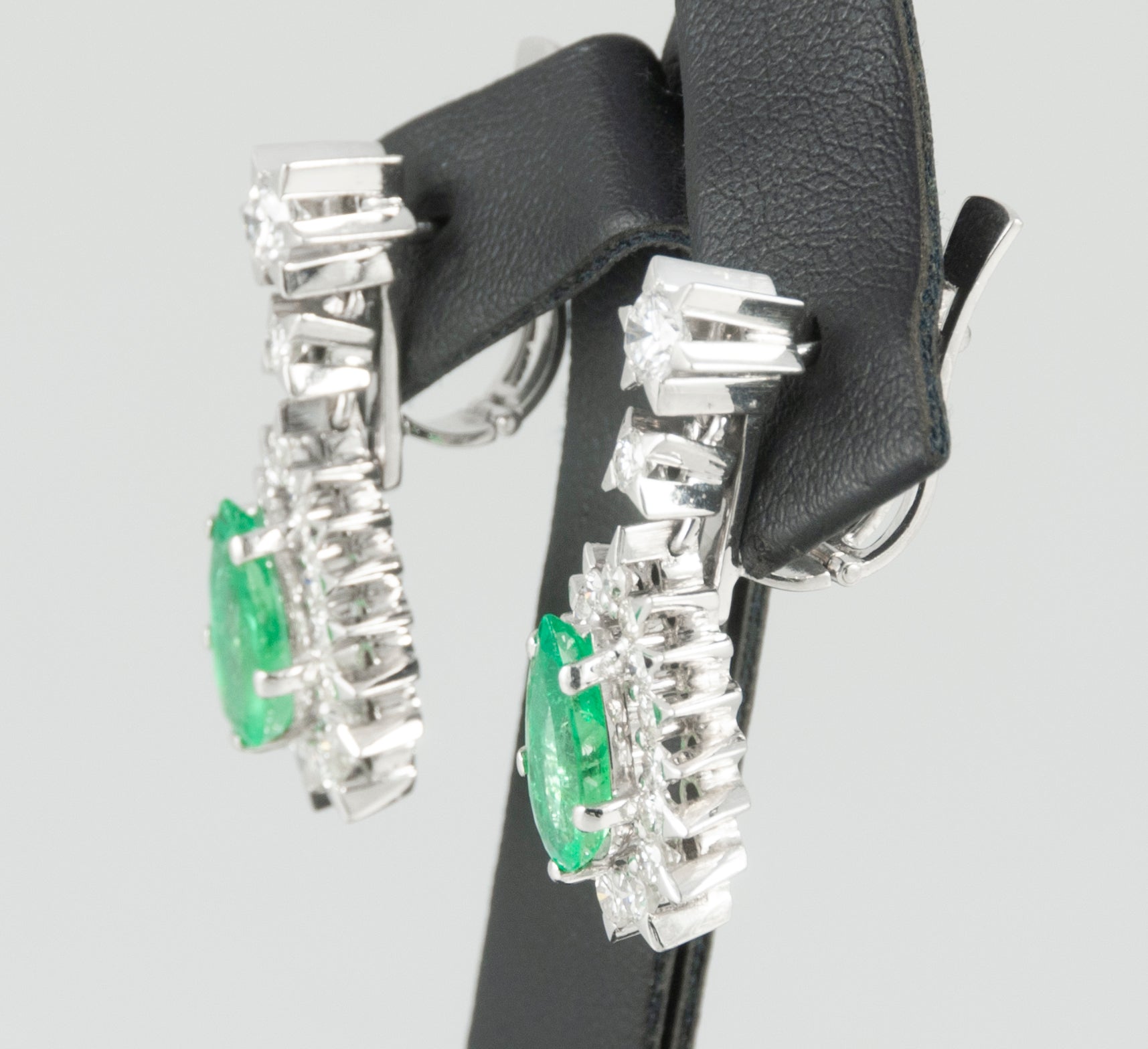 Pendientes en oro blanco 18k esmeraldas 3.4 ct y brillantes 0.88 ct - Mayka Jewels