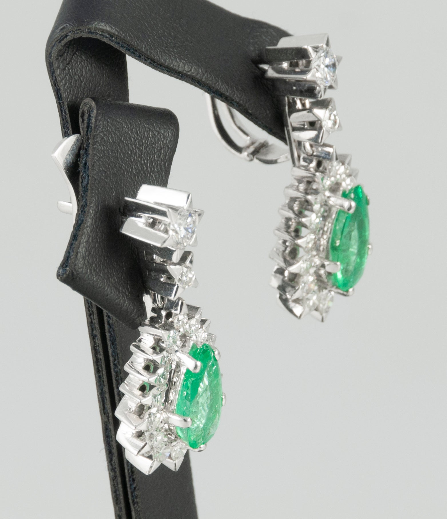 Pendientes en oro blanco 18k esmeraldas 3.4 ct y brillantes 0.88 ct - Mayka Jewels