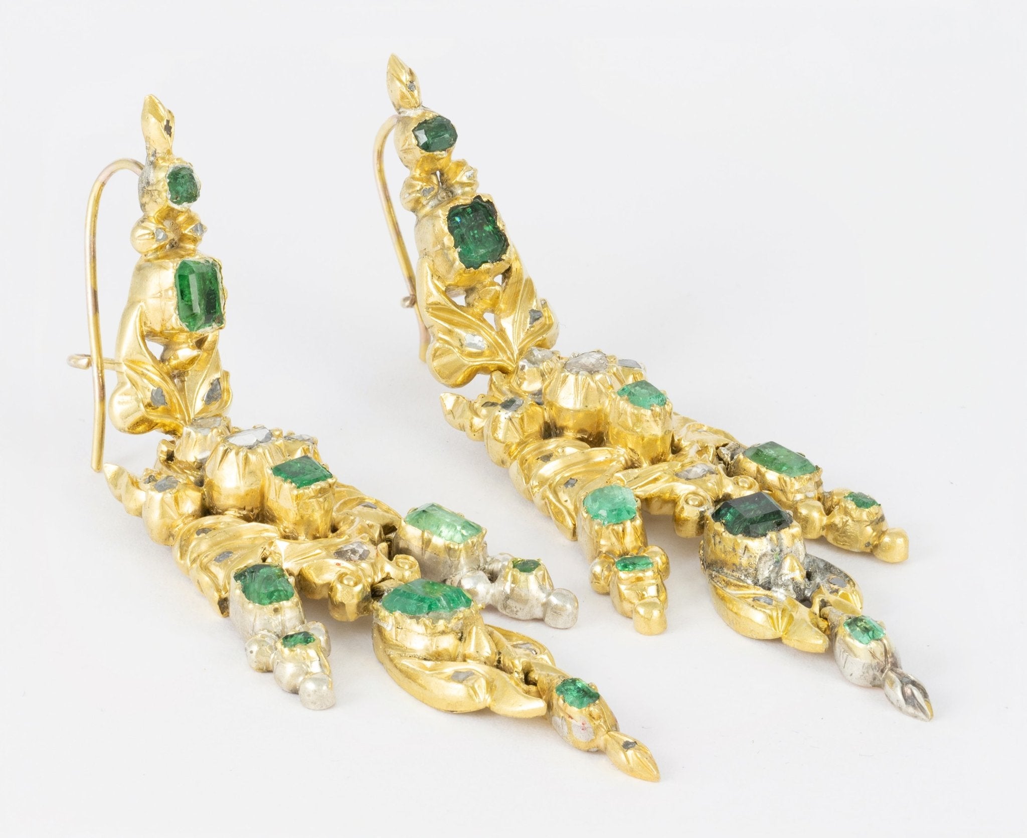 Pendientes Isabelinos en plata bañada con esmeraldas 4.08ct y brillantes 0.9ct - Mayka Jewels