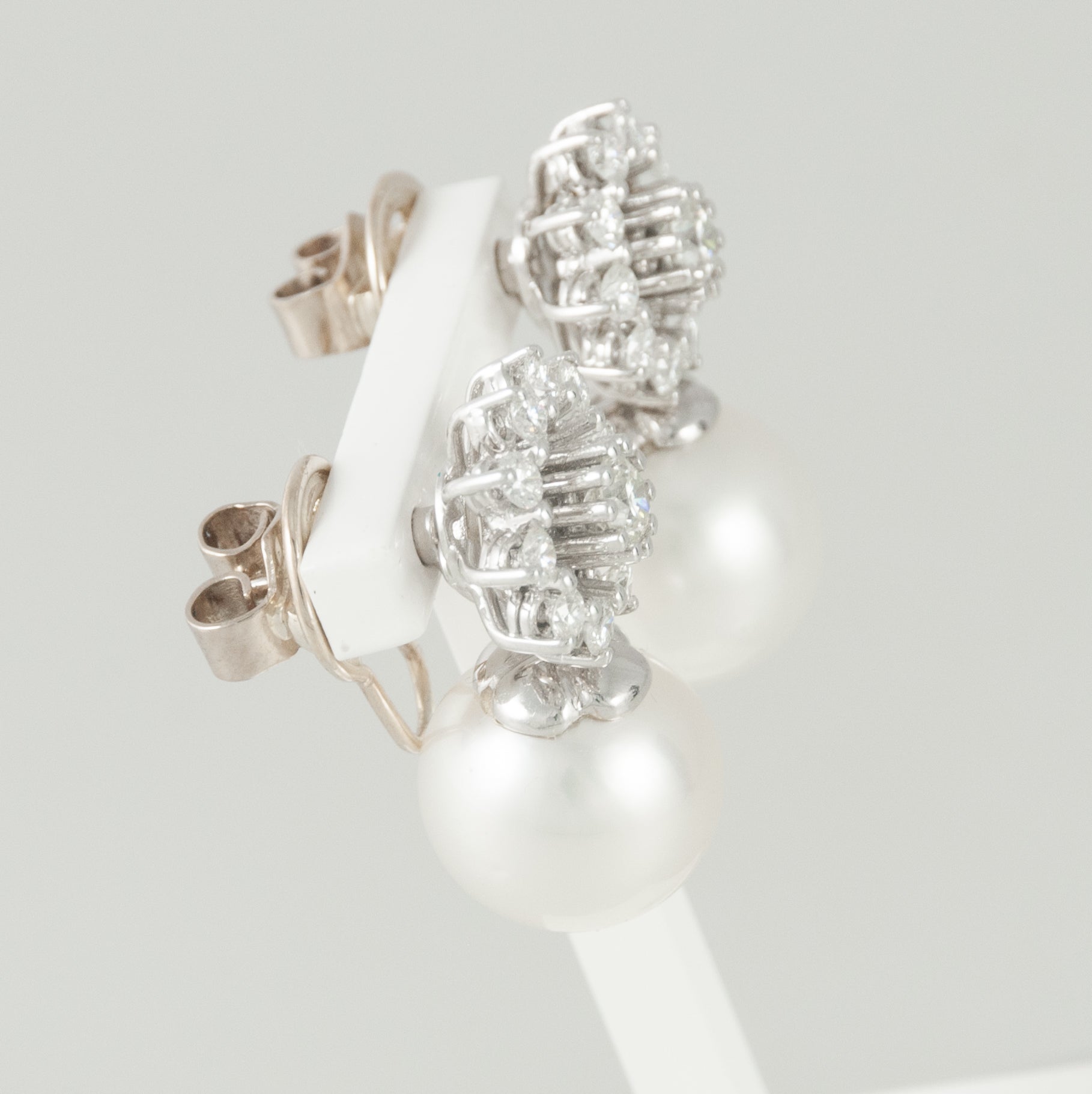 Pendientes personalizables en oro blanco 18k, brillantes y perlas - Mayka Jewels