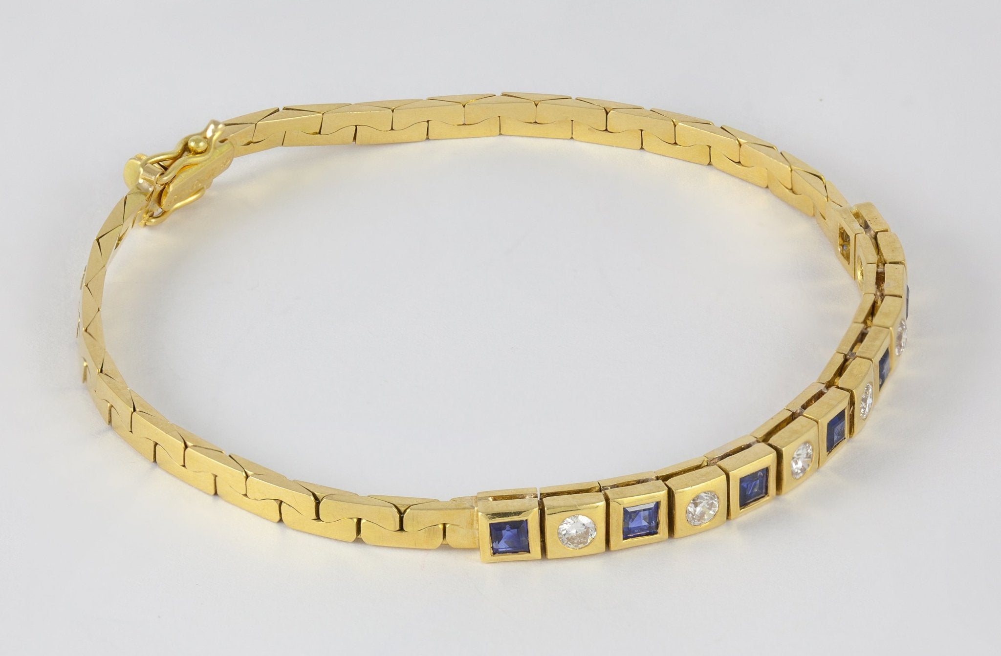 Pulsera de oro amarillo 18k con brillantes y zafiros - Mayka Jewels