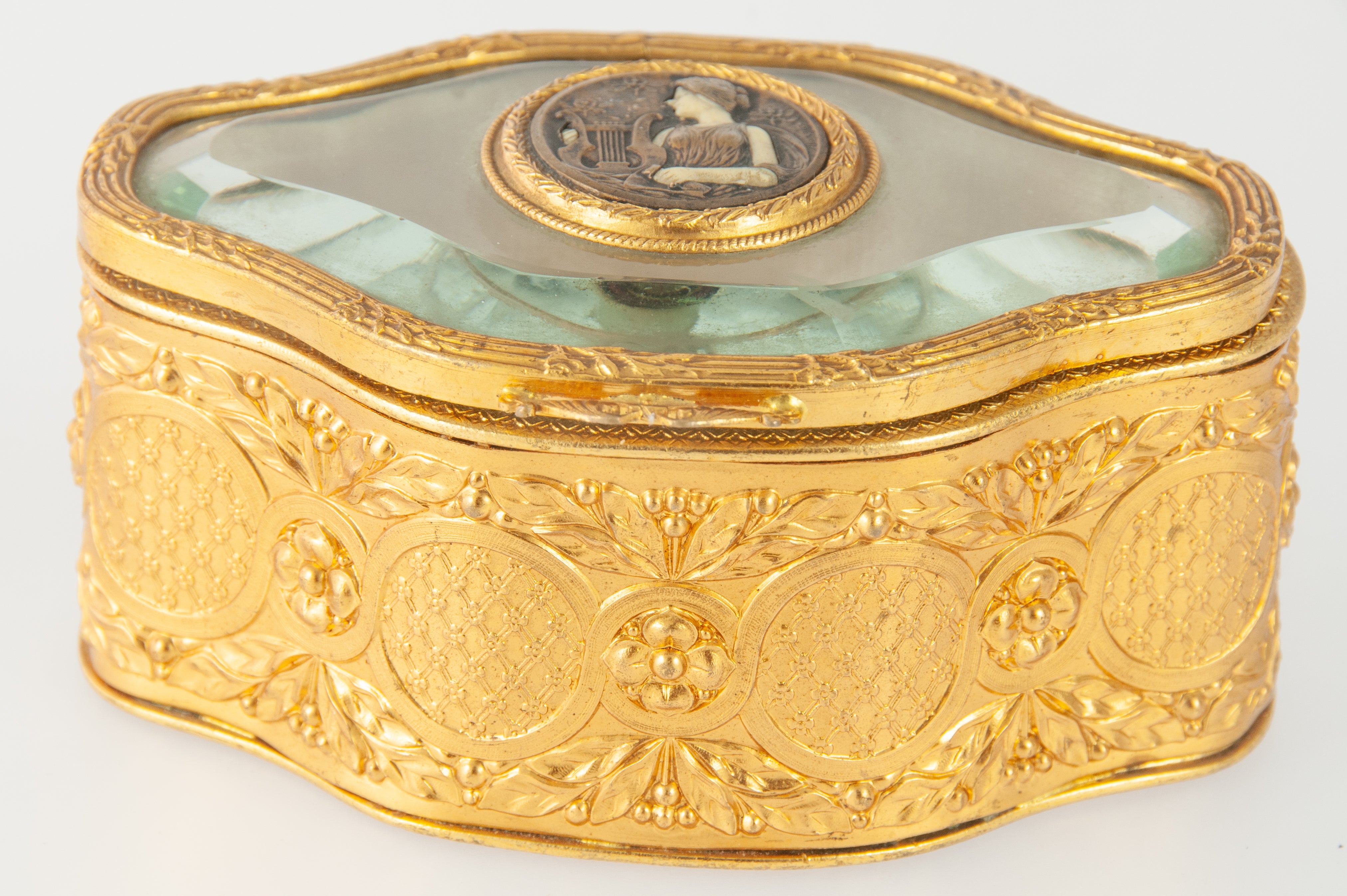 Caja joyero Art Nouveau de metal con cristal biselado y acolchado capitoné