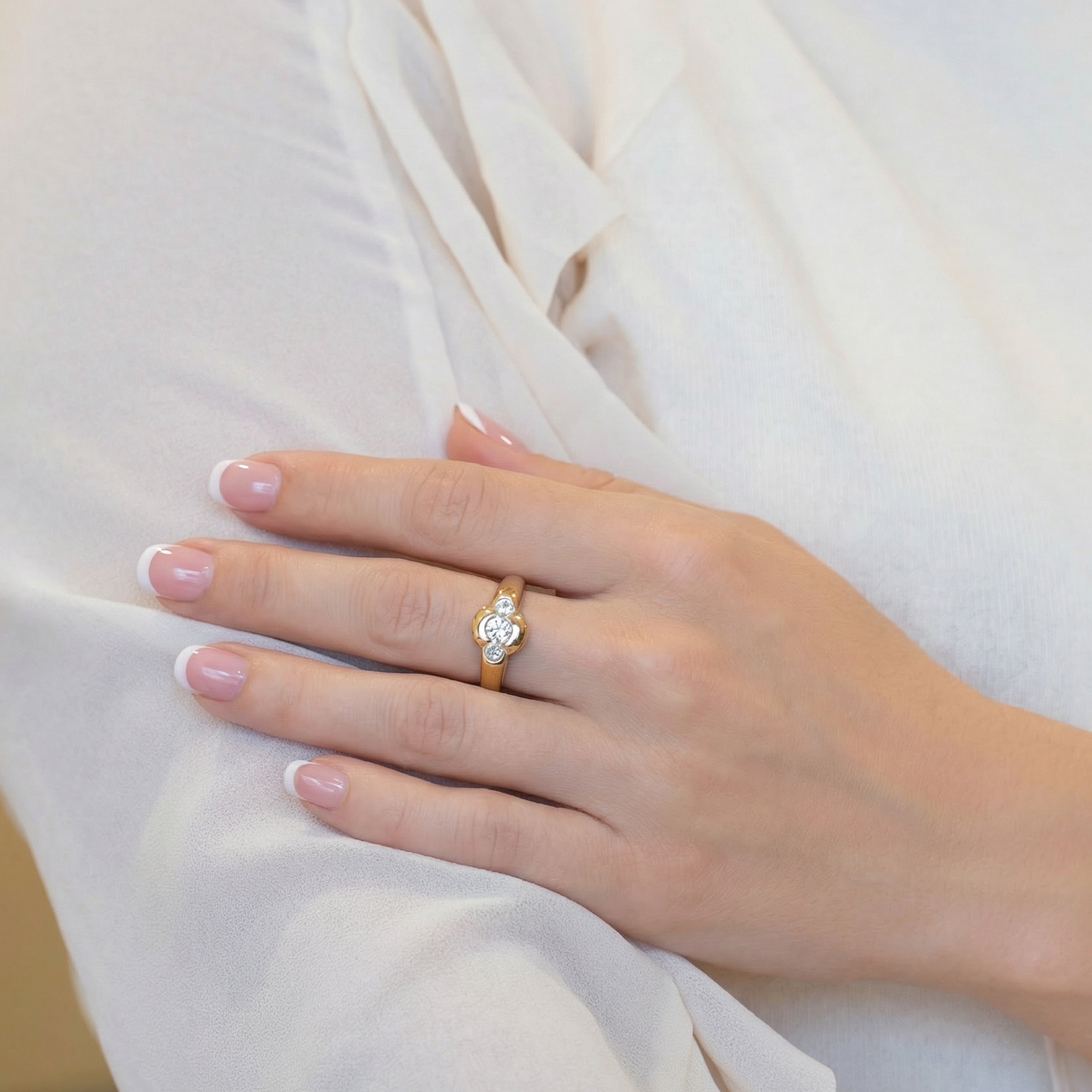 Anillo de oro amarillo 18k y brillantes