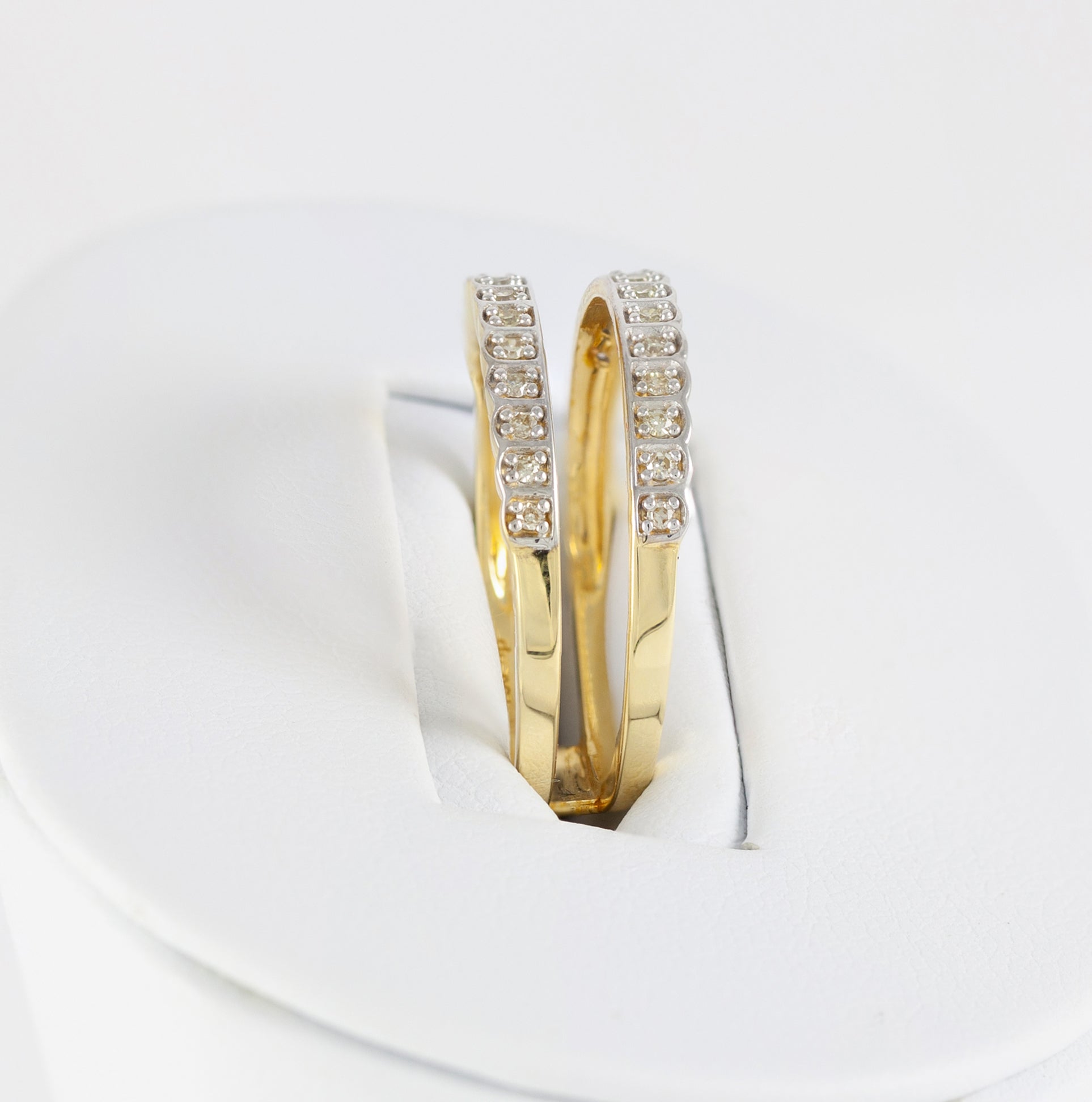 Anillo Infinity en oro amarillo 18k con diamantes zafiros rubíes y esmeraldas
