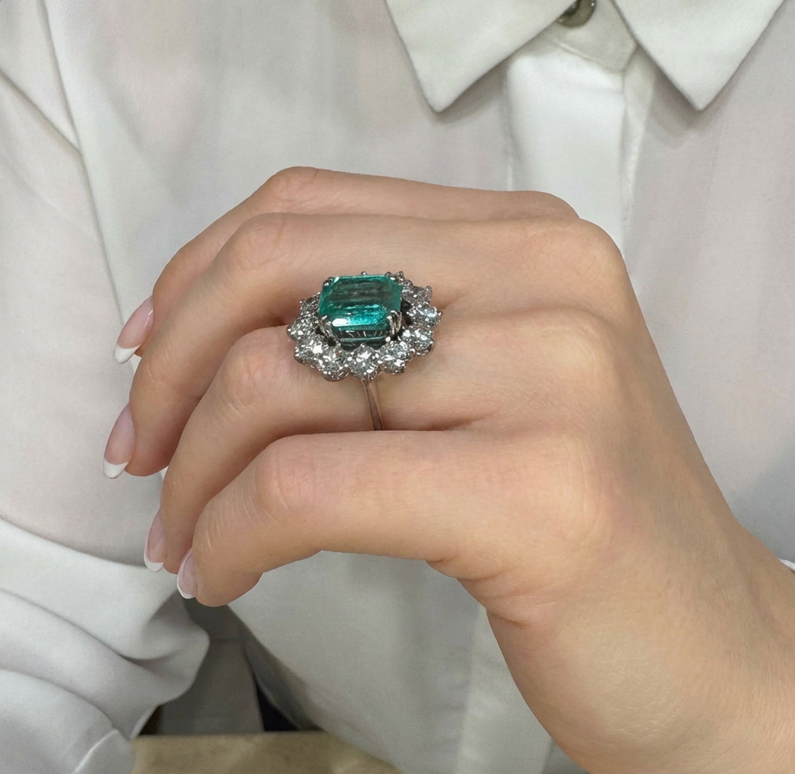 Anillo en oro blanco 18k con esmeralda 3.53 ct y diamantes 2.16 ct