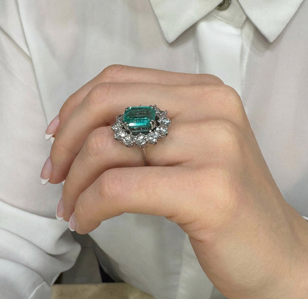 Anillo en oro blanco 18k con esmeralda 3.53 ct y diamantes 2.16 ct