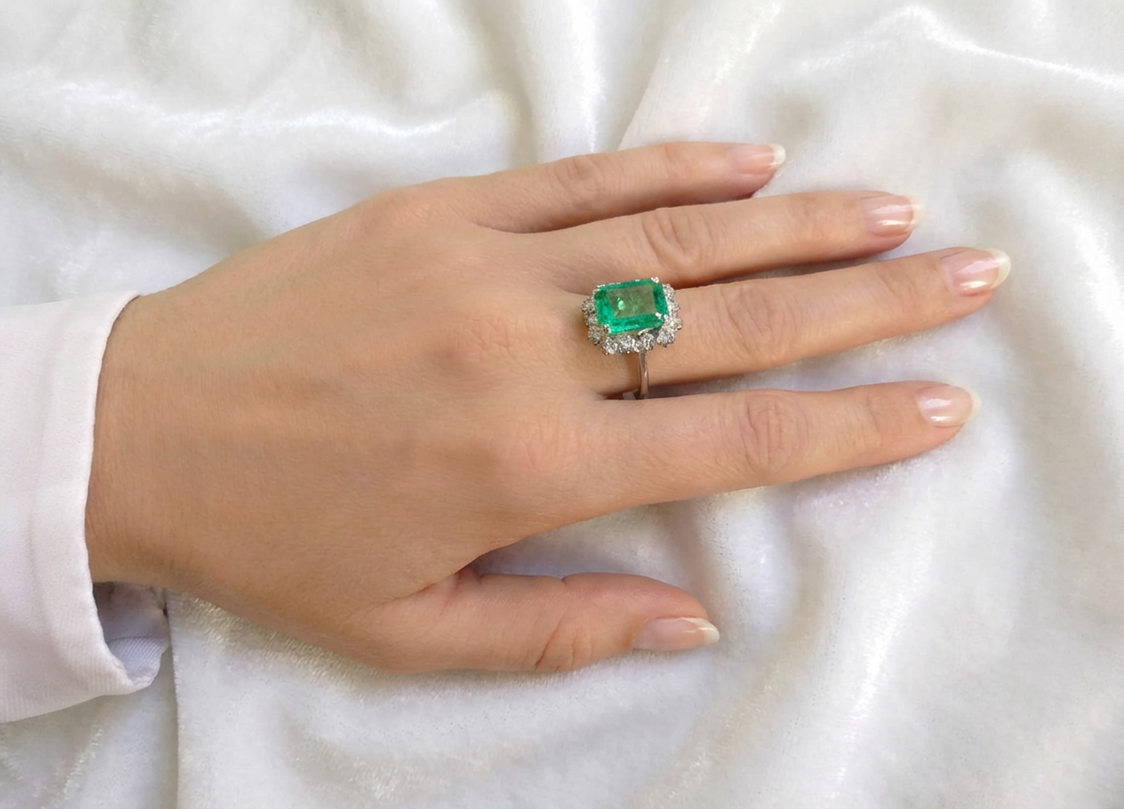 Anillo en oro blanco 18k con esmeralda 3.96 ct y diamantes