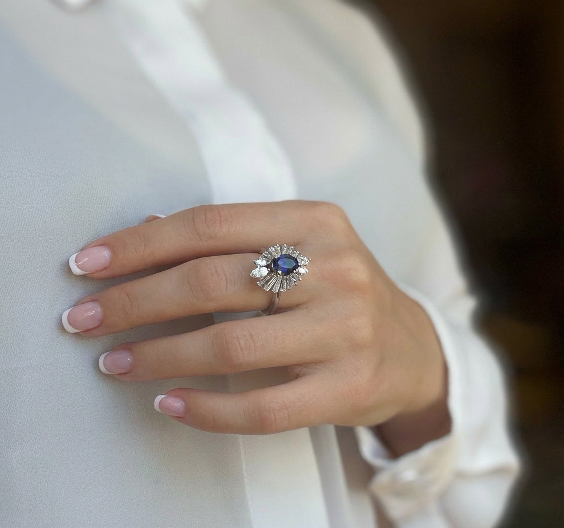 Anillo en oro blanco con zafiro 2.3 ct y diamantes 1.85 ct