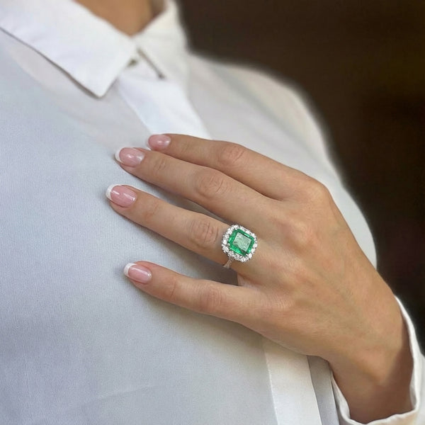 Anillo en oro blanco 18k con esmeralda 3.96 ct y diamantes