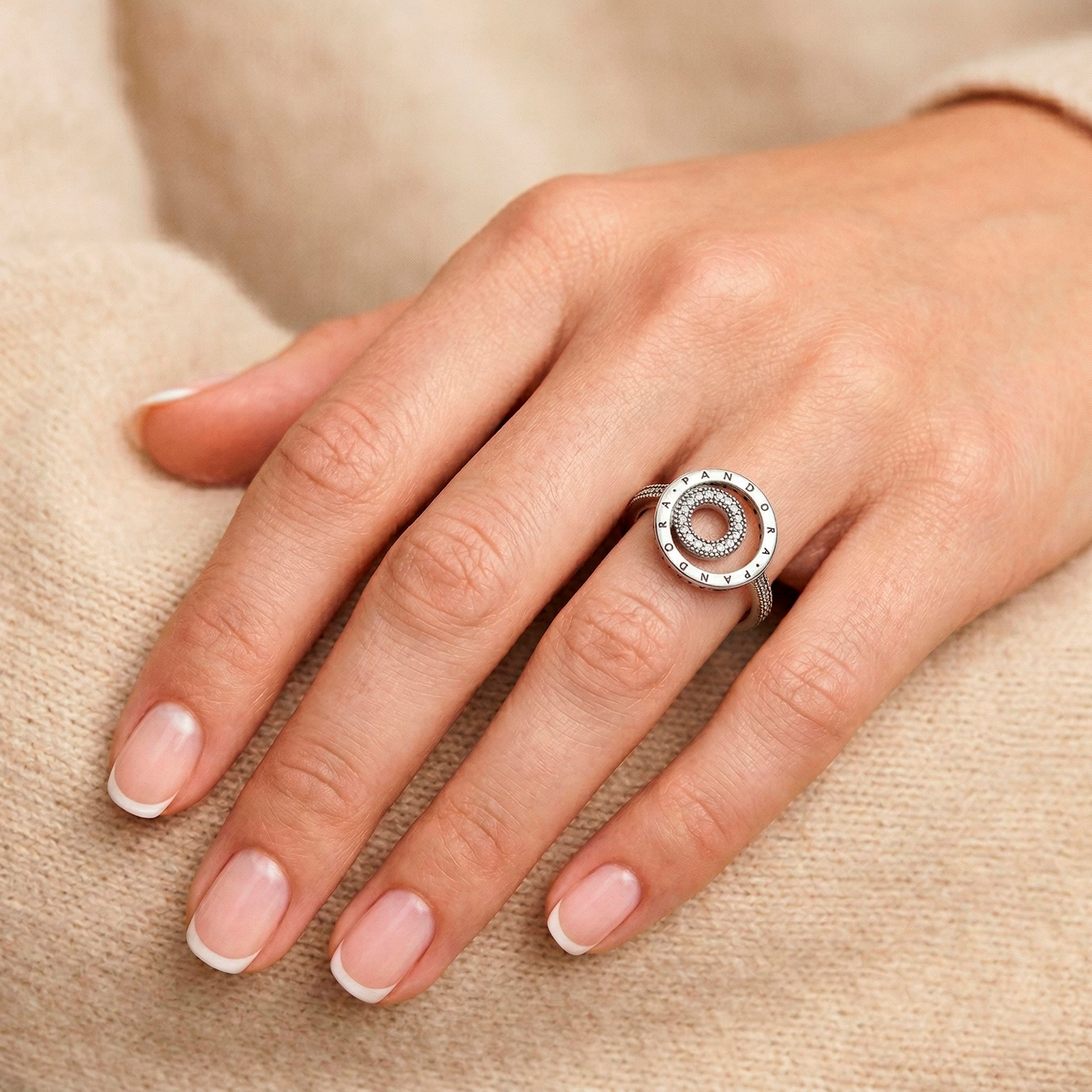 Anillo Pandora en Plata 925 con Círculos Pavé Signature