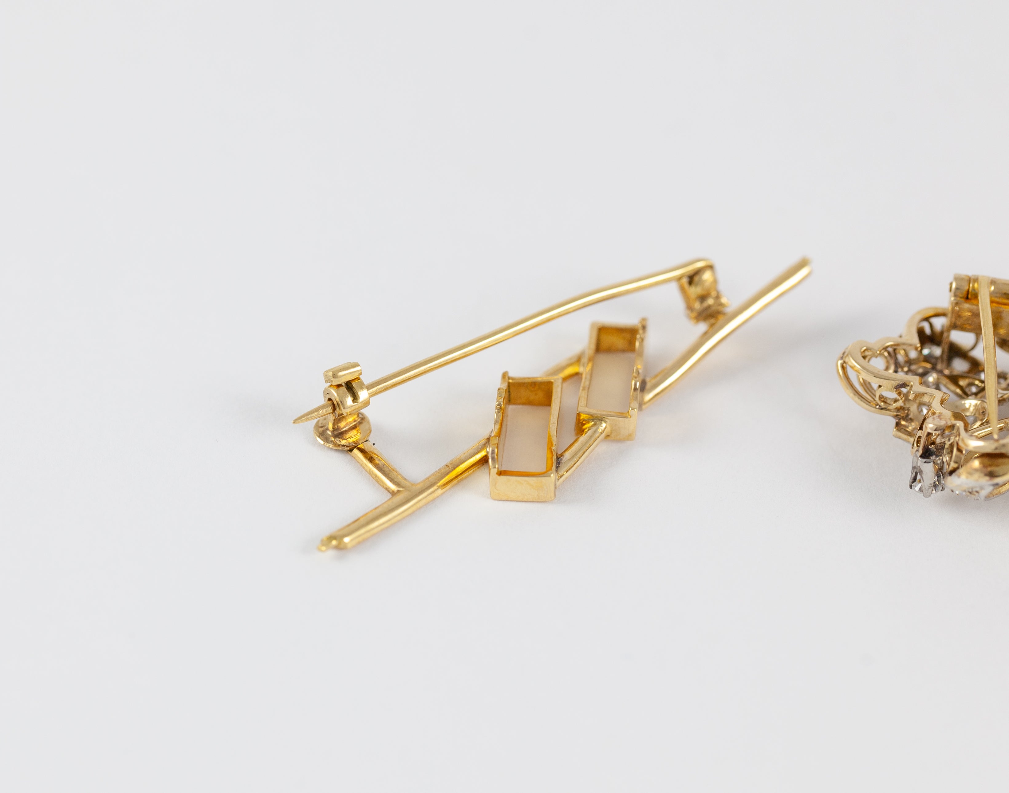 Broche antiguo de doble clip en oro amarillo 18k con diamantes - Mayka Jewels