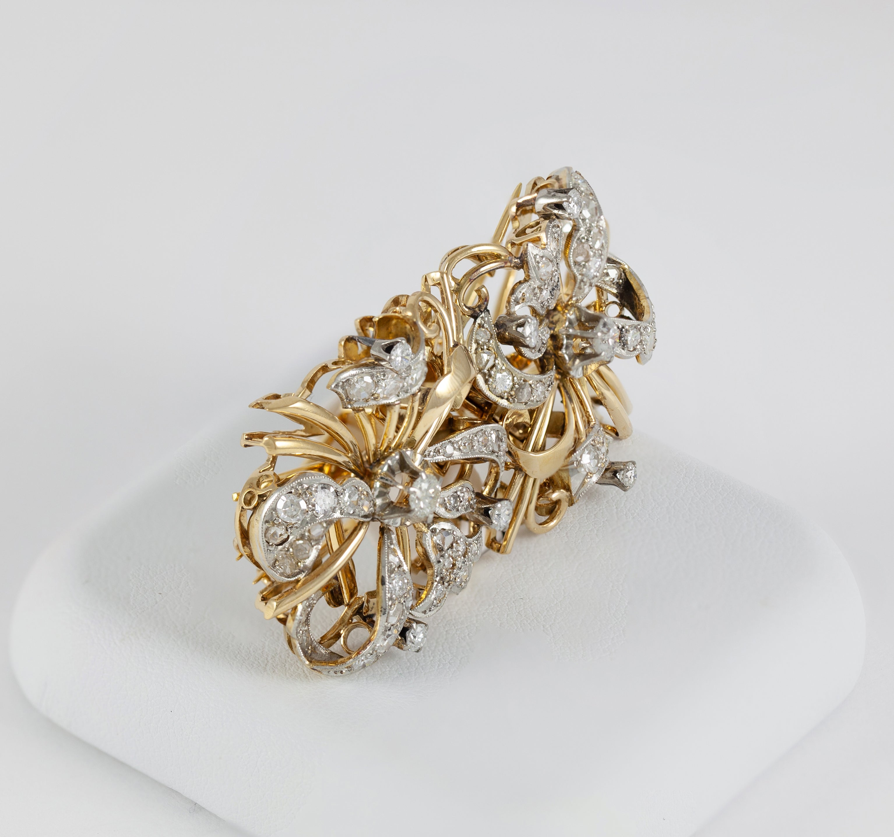 Broche antiguo de doble clip en oro amarillo 18k con diamantes - Mayka Jewels