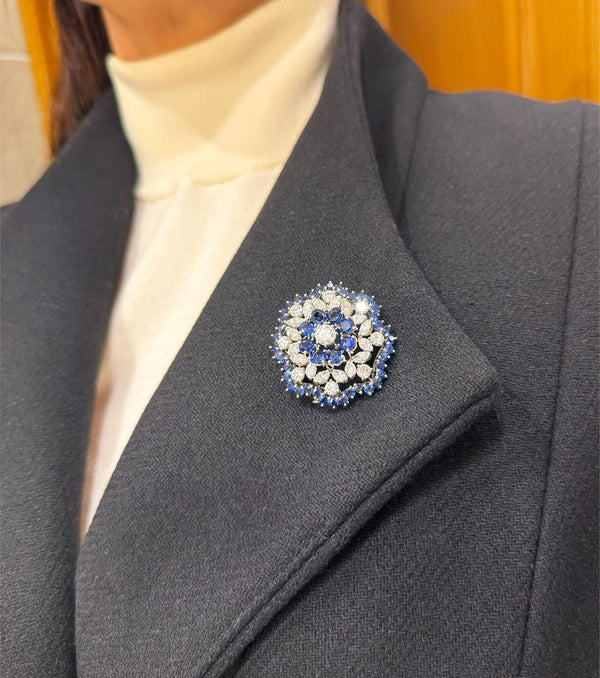 Broche en oro blanco 18k con diamantes 4.56 ct y zafiros 7.84 ct